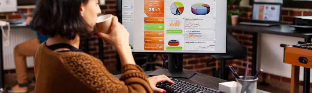 Ecommerce organic traffic India — online store owner tracking Google organic search growth on laptop