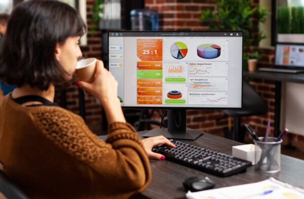 Ecommerce organic traffic India — online store owner tracking Google organic search growth on laptop