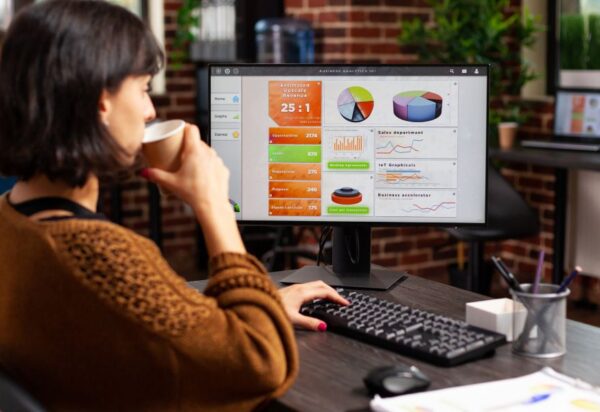 Ecommerce organic traffic India — online store owner tracking Google organic search growth on laptop