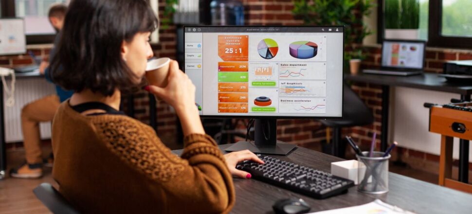 Ecommerce organic traffic India — online store owner tracking Google organic search growth on laptop